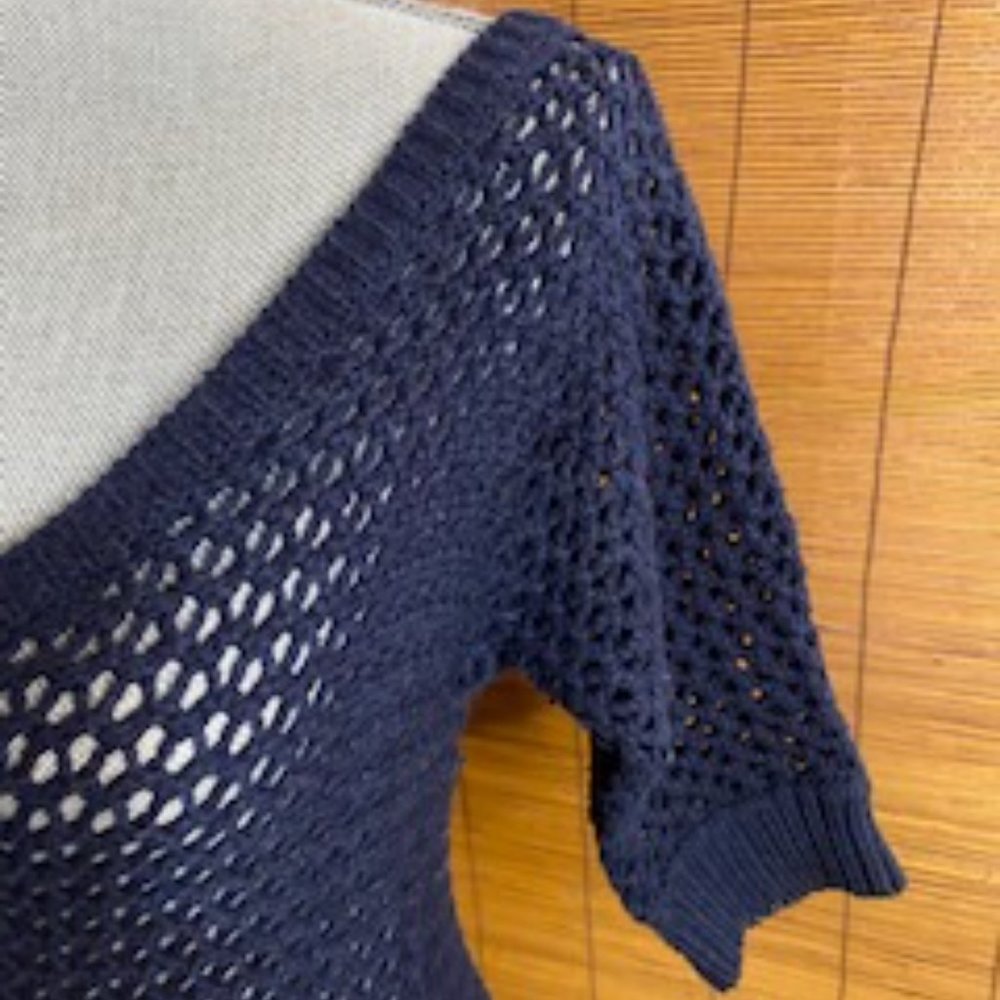 Abercrombie & Fitch Loose Knit Short Sleeve V-Neck Navy Sweater Size Medium - Picture 2 of 5